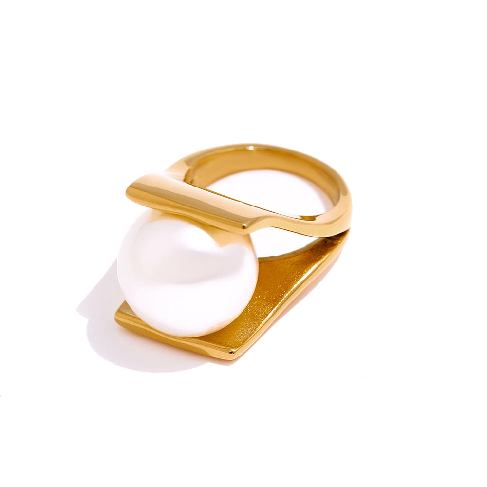 Gussie Clam Pearl Gold Ring