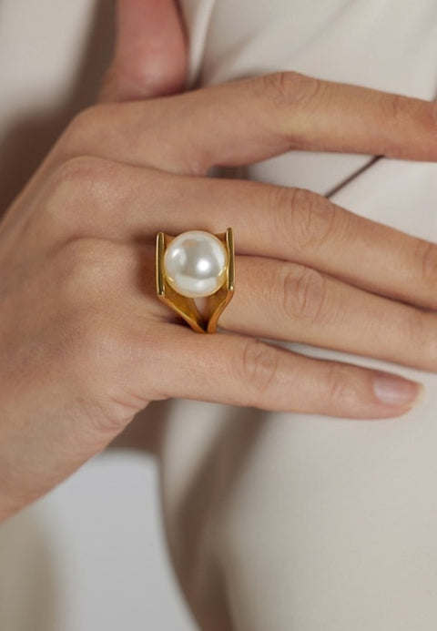 Gussie Clam Pearl Gold Ring