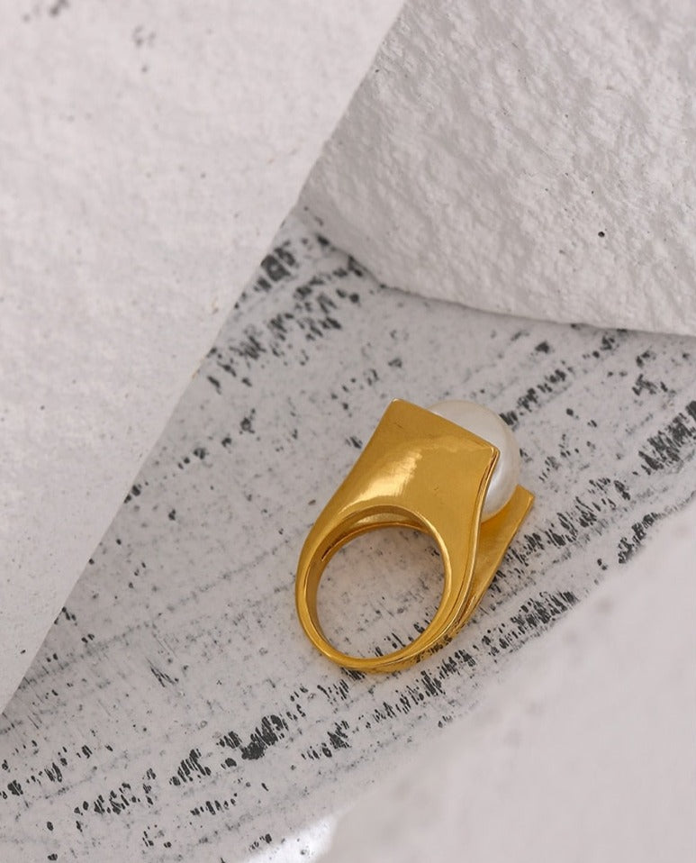 Gussie Clam Pearl Gold Ring